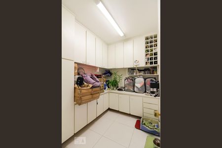 Apartamento à venda com 126m², 4 quartos e 2 vagas Apartamento à venda com 126m², 4 quartos e 2 vagasQuarto de Serviço