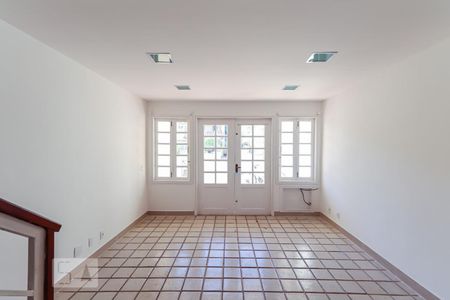 Casa de condomínio para alugar com 180m², 3 quartos e 2 vagasSala