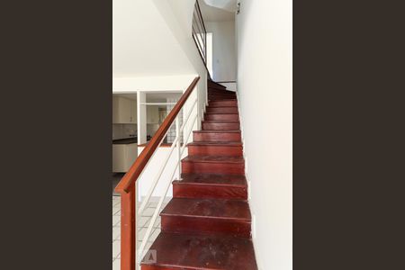 Escada de casa de condomínio para alugar com 3 quartos, 180m² em Recreio dos Bandeirantes, Rio de Janeiro