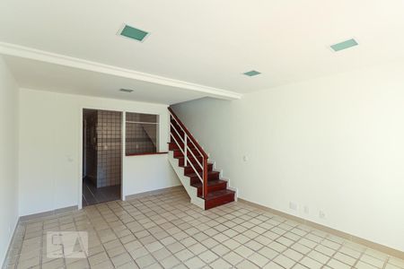 Casa de condomínio para alugar com 180m², 3 quartos e 2 vagasSala