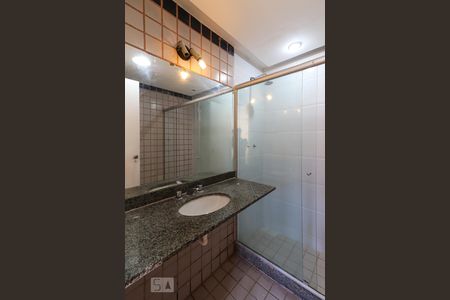 Banheiro da Suíte de casa de condomínio para alugar com 3 quartos, 180m² em Recreio dos Bandeirantes, Rio de Janeiro