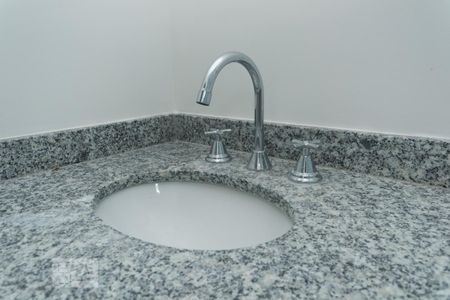Detalhe do banheiro de apartamento para alugar com 2 quartos, 57m² em Saúde, São Paulo