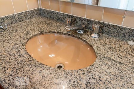 Casa de condomínio à venda com 410m², 4 quartos e 4 vagas Casa de condomínio à venda com 410m², 4 quartos e 4 vagasDetalhe do Banheiro do Corredor