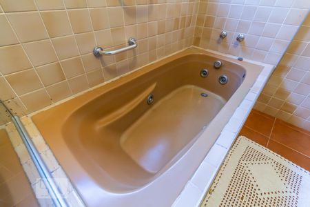 Casa de condomínio à venda com 410m², 4 quartos e 4 vagas Casa de condomínio à venda com 410m², 4 quartos e 4 vagasDetalhe do Banheiro da Suíte 2