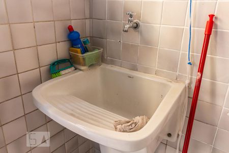 Casa de condomínio à venda com 410m², 4 quartos e 4 vagas Casa de condomínio à venda com 410m², 4 quartos e 4 vagasDetalhe da Área de Serviço