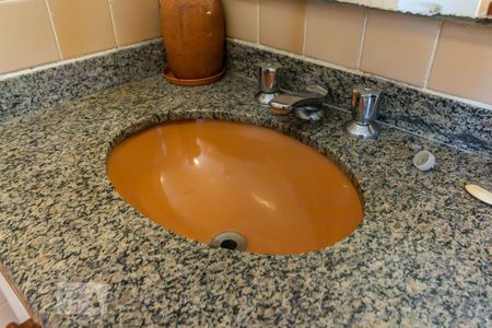 Casa de condomínio à venda com 410m², 4 quartos e 4 vagas Casa de condomínio à venda com 410m², 4 quartos e 4 vagasDetalhe do Banheiro da Suíte 2