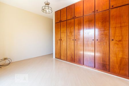 Casa de condomínio à venda com 410m², 4 quartos e 4 vagas Casa de condomínio à venda com 410m², 4 quartos e 4 vagasSuíte 2