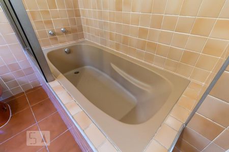 Casa de condomínio à venda com 410m², 4 quartos e 4 vagas Casa de condomínio à venda com 410m², 4 quartos e 4 vagasDetalhe do Banheiro do Corredor