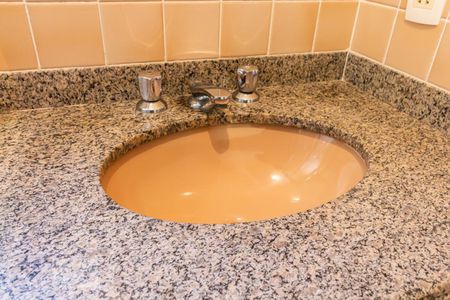 Casa de condomínio à venda com 410m², 4 quartos e 4 vagas Casa de condomínio à venda com 410m², 4 quartos e 4 vagasDetalhe do Banheiro da Suíte 1