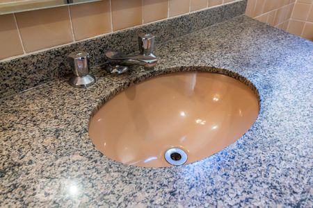 Casa de condomínio à venda com 410m², 4 quartos e 4 vagas Casa de condomínio à venda com 410m², 4 quartos e 4 vagasDetalhe do Banheiro do Corredor