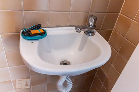 Casa de condomínio à venda com 410m², 4 quartos e 4 vagas Casa de condomínio à venda com 410m², 4 quartos e 4 vagasDetalhe do Banheiro de Serviço