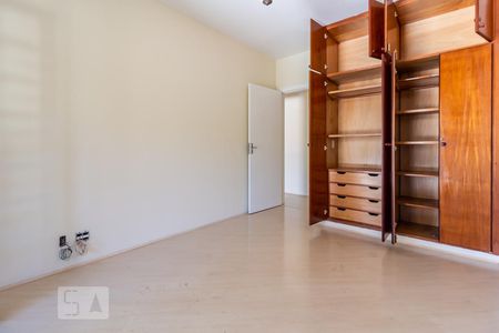 Casa de condomínio à venda com 410m², 4 quartos e 4 vagas Casa de condomínio à venda com 410m², 4 quartos e 4 vagasQuarto 2