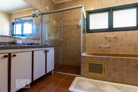 Casa de condomínio à venda com 410m², 4 quartos e 4 vagas Casa de condomínio à venda com 410m², 4 quartos e 4 vagasBanheiro da Suíte 2