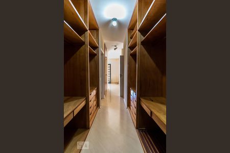 Casa de condomínio à venda com 410m², 4 quartos e 4 vagas Casa de condomínio à venda com 410m², 4 quartos e 4 vagasCloset da Suíte 2