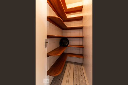 Casa de condomínio à venda com 410m², 4 quartos e 4 vagas Casa de condomínio à venda com 410m², 4 quartos e 4 vagasDespensa