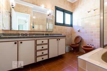 Casa de condomínio à venda com 410m², 4 quartos e 4 vagas Casa de condomínio à venda com 410m², 4 quartos e 4 vagasBanheiro do Quarto 2