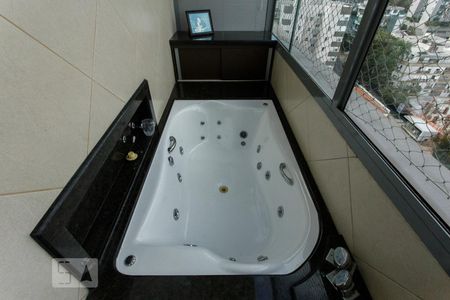 Apartamento para alugar com 336m², 3 quartos e 3 vagas Apartamento para alugar com 336m², 3 quartos e 3 vagasBanheiro 2