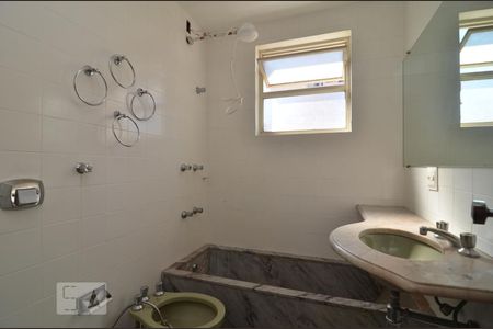 Apartamento para alugar com 100m², 3 quartos e 2 vagasBanheiro social