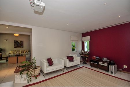 Casa de condomínio à venda com 850m², 4 quartos e 4 vagas Casa de condomínio à venda com 850m², 4 quartos e 4 vagasSala de TV