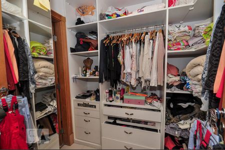 Casa de condomínio à venda com 850m², 4 quartos e 4 vagas Casa de condomínio à venda com 850m², 4 quartos e 4 vagasCloset Suíte 4