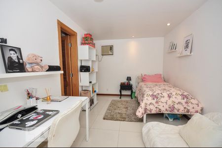 Casa de condomínio à venda com 850m², 4 quartos e 4 vagas Casa de condomínio à venda com 850m², 4 quartos e 4 vagasSuíte 4