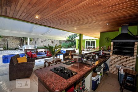 Casa de condomínio à venda com 850m², 4 quartos e 4 vagas Casa de condomínio à venda com 850m², 4 quartos e 4 vagasÁrea Externa - Churrasqueira - Espaço Gourmet