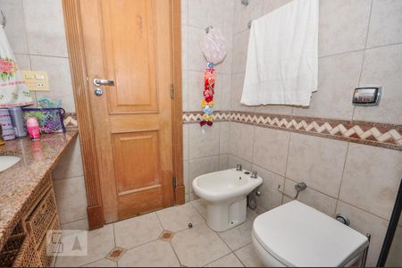 Casa de condomínio à venda com 850m², 4 quartos e 4 vagas Casa de condomínio à venda com 850m², 4 quartos e 4 vagasBanheiro Suíte 2