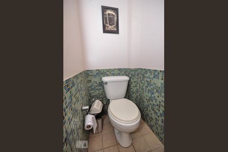 Casa de condomínio à venda com 850m², 4 quartos e 4 vagas Casa de condomínio à venda com 850m², 4 quartos e 4 vagasÁrea Externa - Salão de Jogos - Lavabo