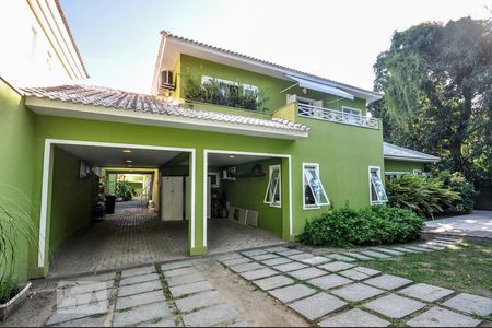 Casa de condomínio à venda com 850m², 4 quartos e 4 vagas Casa de condomínio à venda com 850m², 4 quartos e 4 vagasÁrea Externa - Garagem - Fachada
