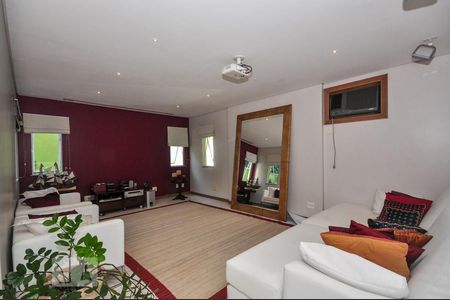 Casa de condomínio à venda com 850m², 4 quartos e 4 vagas Casa de condomínio à venda com 850m², 4 quartos e 4 vagasSala de TV