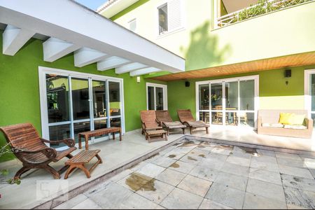 Casa de condomínio à venda com 850m², 4 quartos e 4 vagas Casa de condomínio à venda com 850m², 4 quartos e 4 vagasÁrea Externa - Varanda