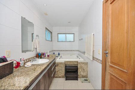 Casa de condomínio à venda com 850m², 4 quartos e 4 vagas Casa de condomínio à venda com 850m², 4 quartos e 4 vagasBanheiro Suíte 1