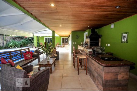 Casa de condomínio à venda com 850m², 4 quartos e 4 vagas Casa de condomínio à venda com 850m², 4 quartos e 4 vagasÁrea Externa - Churrasqueira - Espaço Gourmet