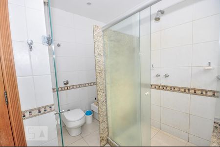 Casa de condomínio à venda com 850m², 4 quartos e 4 vagas Casa de condomínio à venda com 850m², 4 quartos e 4 vagasBanheiro Suíte 1