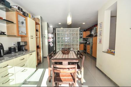 Casa de condomínio à venda com 850m², 4 quartos e 4 vagas Casa de condomínio à venda com 850m², 4 quartos e 4 vagasCopa - Cozinha