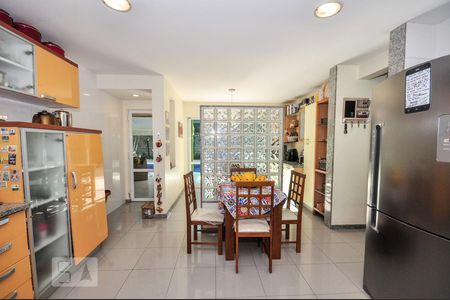 Casa de condomínio à venda com 850m², 4 quartos e 4 vagas Casa de condomínio à venda com 850m², 4 quartos e 4 vagasCozinha