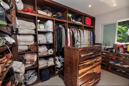 Casa de condomínio à venda com 850m², 4 quartos e 4 vagas Casa de condomínio à venda com 850m², 4 quartos e 4 vagasCloset Suíte 1