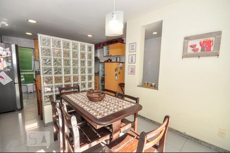 Casa de condomínio à venda com 850m², 4 quartos e 4 vagas Casa de condomínio à venda com 850m², 4 quartos e 4 vagasCopa - Cozinha