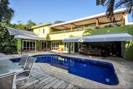 Casa de condomínio à venda com 850m², 4 quartos e 4 vagas Casa de condomínio à venda com 850m², 4 quartos e 4 vagasÁrea Externa - Piscina - Fachada