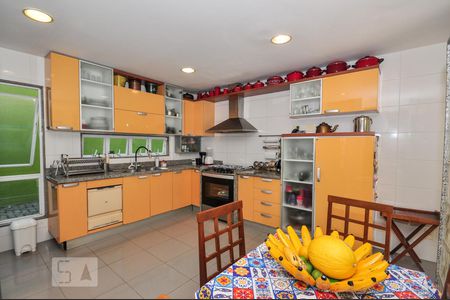 Casa de condomínio à venda com 850m², 4 quartos e 4 vagas Casa de condomínio à venda com 850m², 4 quartos e 4 vagasCozinha