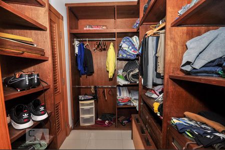 Casa de condomínio à venda com 850m², 4 quartos e 4 vagas Casa de condomínio à venda com 850m², 4 quartos e 4 vagasCloset Suíte 3