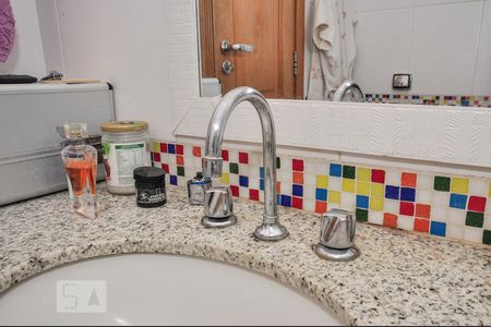 Casa de condomínio à venda com 850m², 4 quartos e 4 vagas Casa de condomínio à venda com 850m², 4 quartos e 4 vagasBanheiro Suíte 4