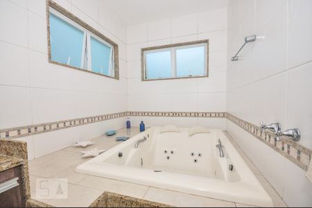 Casa de condomínio à venda com 850m², 4 quartos e 4 vagas Casa de condomínio à venda com 850m², 4 quartos e 4 vagasBanheiro Suíte 1