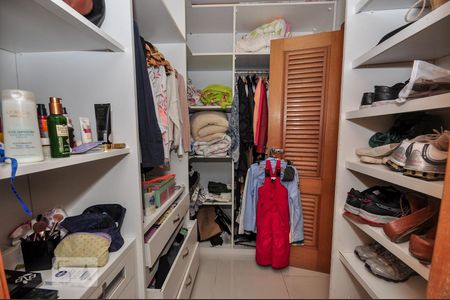 Casa de condomínio à venda com 850m², 4 quartos e 4 vagas Casa de condomínio à venda com 850m², 4 quartos e 4 vagasCloset Suíte 4