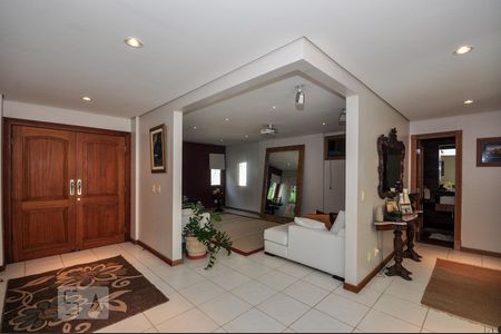 Casa de condomínio à venda com 850m², 4 quartos e 4 vagas Casa de condomínio à venda com 850m², 4 quartos e 4 vagasSala de Estar