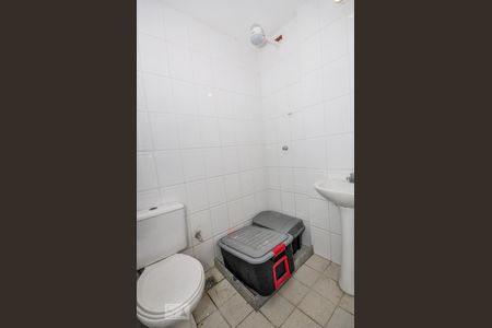 Casa de condomínio à venda com 850m², 4 quartos e 4 vagas Casa de condomínio à venda com 850m², 4 quartos e 4 vagasÁrea Externa - Banheiro de Serviço