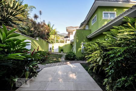 Casa de condomínio à venda com 850m², 4 quartos e 4 vagas Casa de condomínio à venda com 850m², 4 quartos e 4 vagasÁrea Externa - Fachada