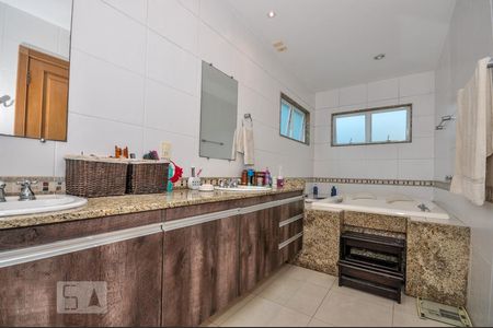 Casa de condomínio à venda com 850m², 4 quartos e 4 vagas Casa de condomínio à venda com 850m², 4 quartos e 4 vagasBanheiro Suíte 1