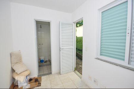 Casa de condomínio à venda com 850m², 4 quartos e 4 vagas Casa de condomínio à venda com 850m², 4 quartos e 4 vagasÁrea Externa - Quarto de Serviço