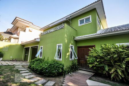 Casa de condomínio à venda com 850m², 4 quartos e 4 vagas Casa de condomínio à venda com 850m², 4 quartos e 4 vagasÁrea Externa - Garagem - Fachada